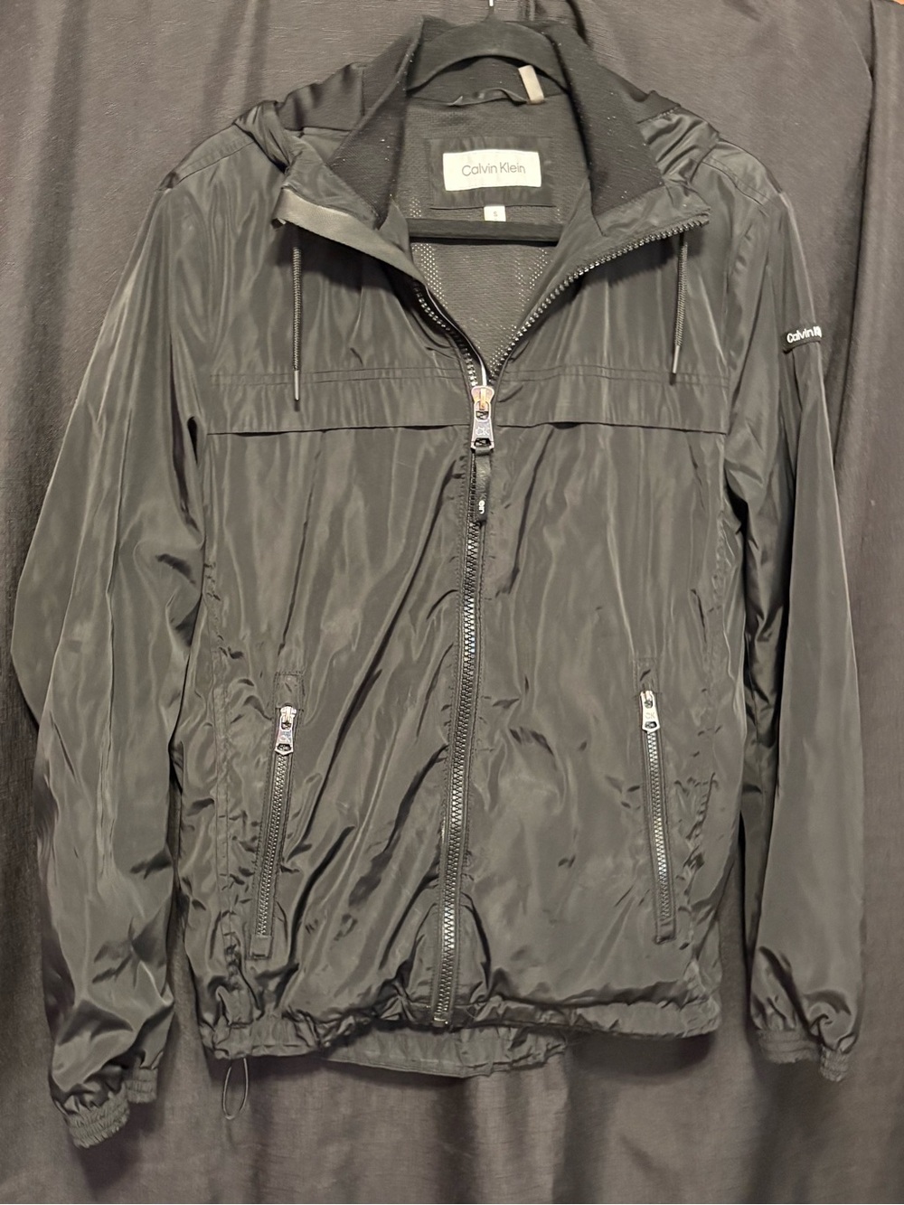 Black Calvin Klein men's water/wind resistant hooded jacket. Sz Small